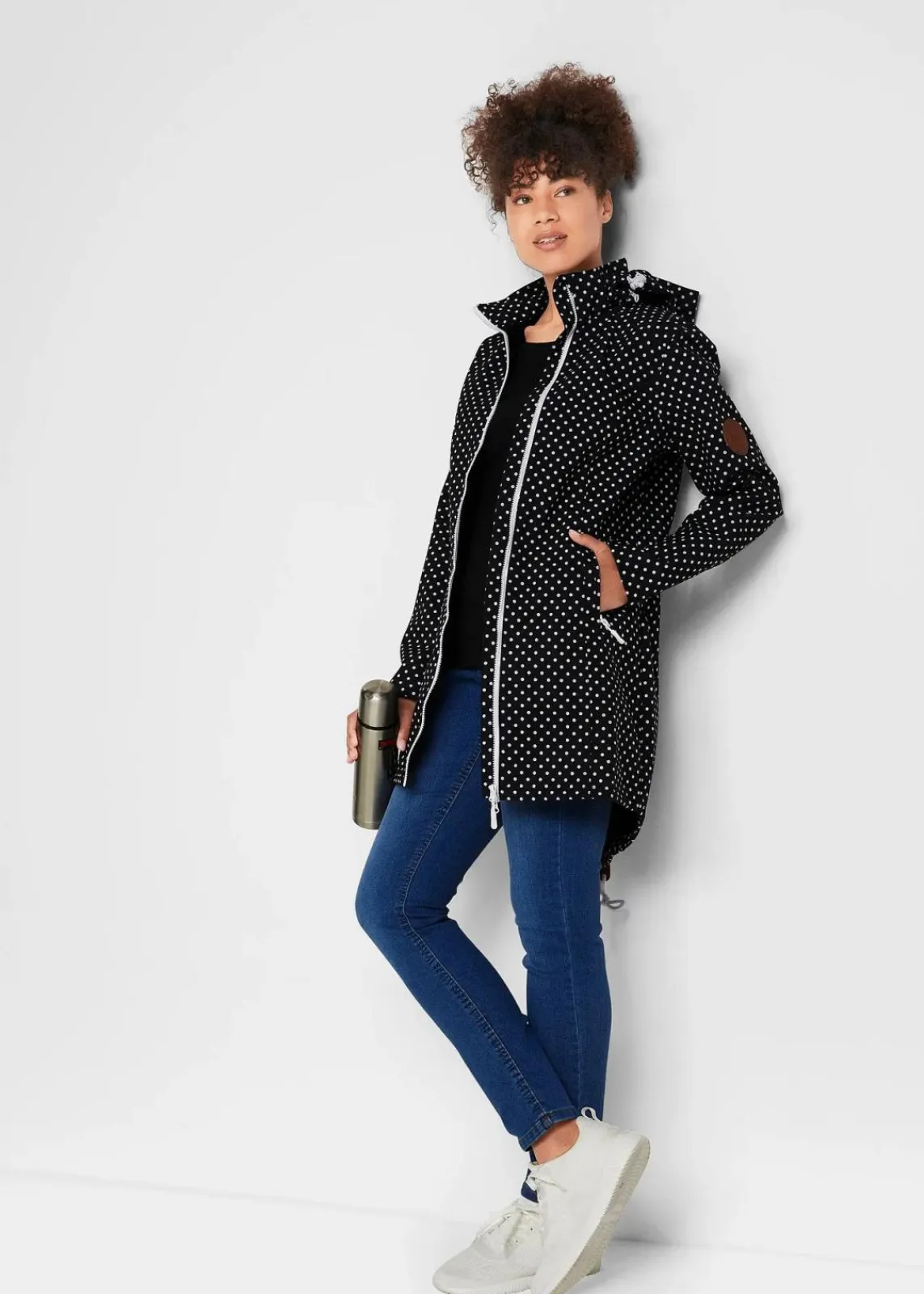 bonprix Jacken & Mäntel^Leichte, wasserabweisende Softshell-Langjacke schwarz gepunktet