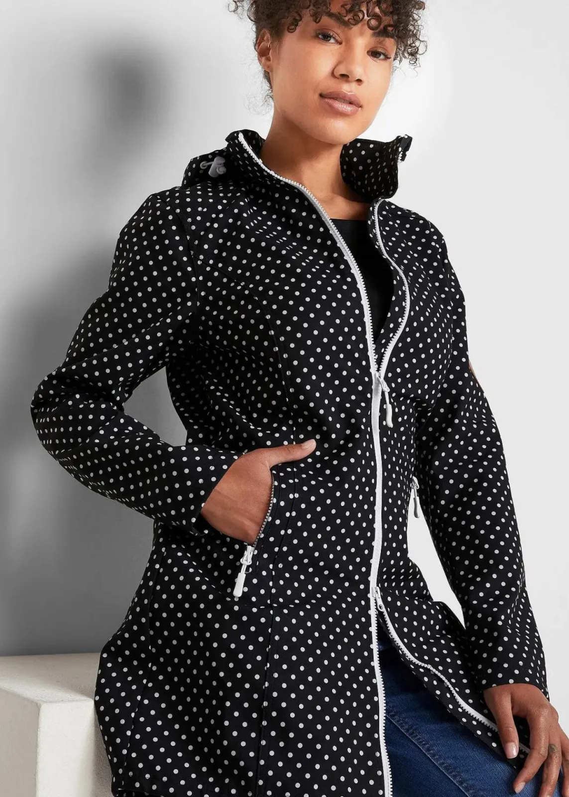 bonprix Jacken & Mäntel^Leichte, wasserabweisende Softshell-Langjacke schwarz gepunktet