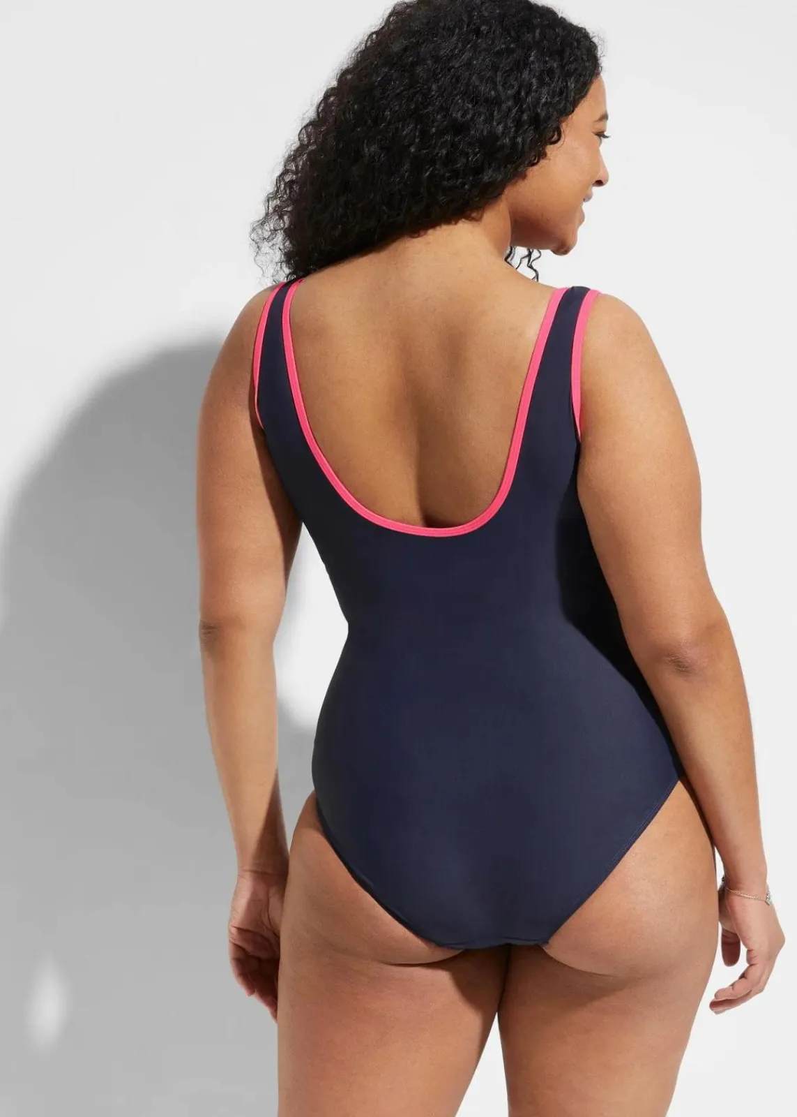 bonprix Nachhaltigere Materialien|Sport Bademode^Light Shape Badeanzug mit Reißverschluss blau/pink
