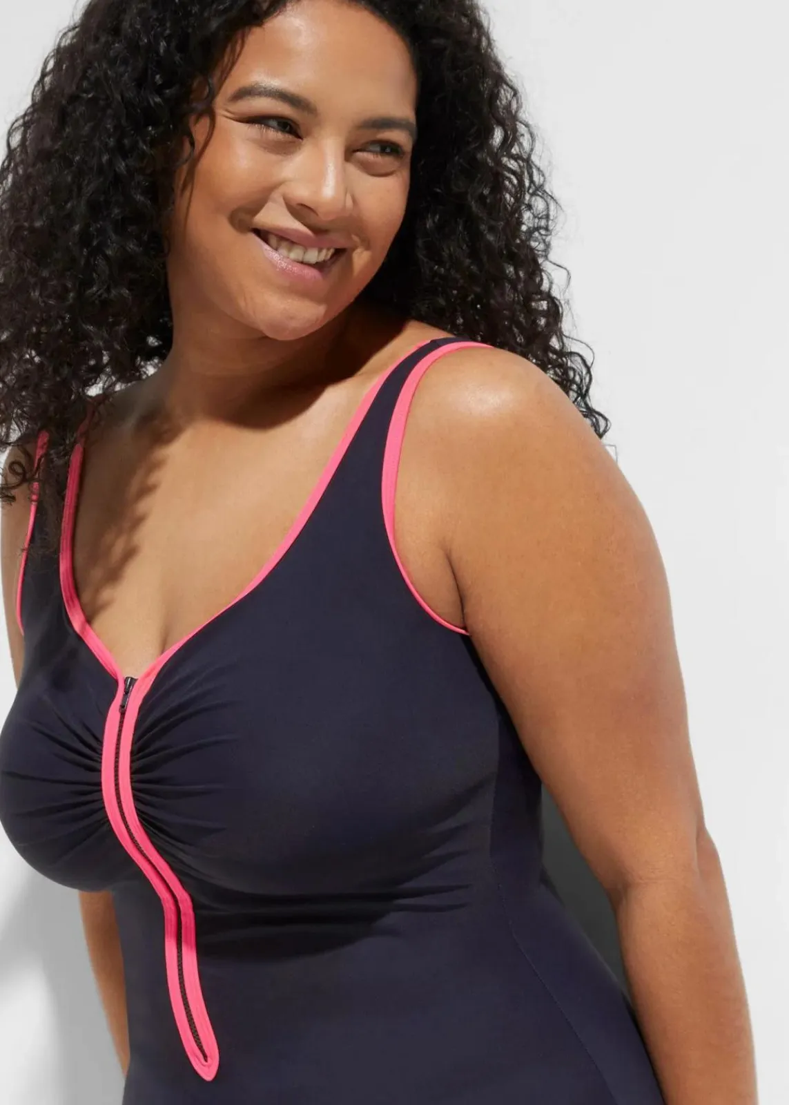 bonprix Nachhaltigere Materialien|Sport Bademode^Light Shape Badeanzug mit Reißverschluss blau/pink