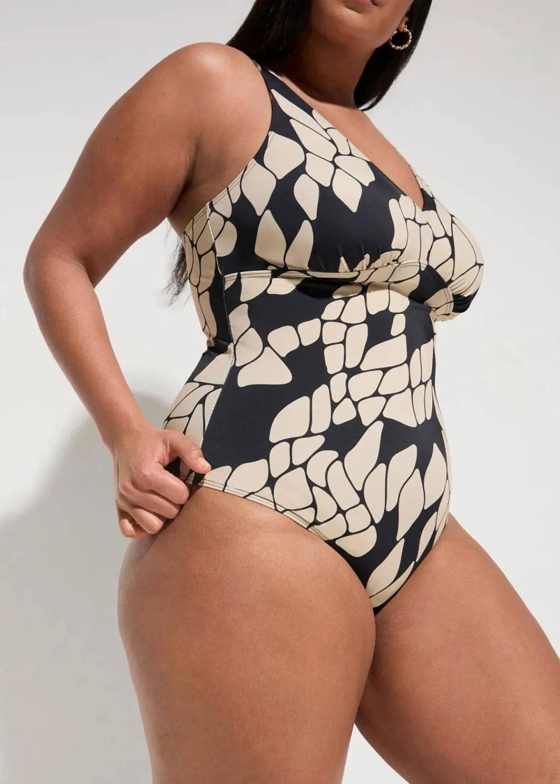 bonprix Nachhaltigere Materialien|Shapewear^Light Shape-Badeanzug mit V-Ausschnitt schwarz/beige bedruckt