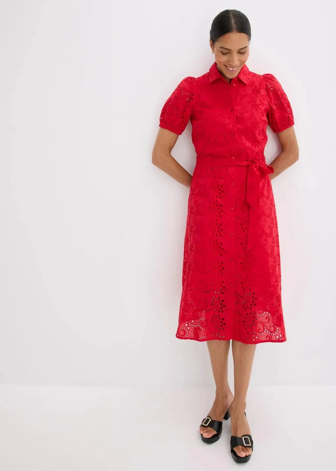 bonprix Kleider^Lochstickerei-Blusenkleid aus reiner Baumwolle tiefrot