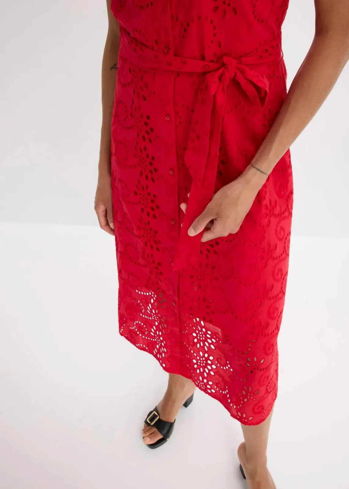 bonprix Kleider^Lochstickerei-Blusenkleid aus reiner Baumwolle tiefrot