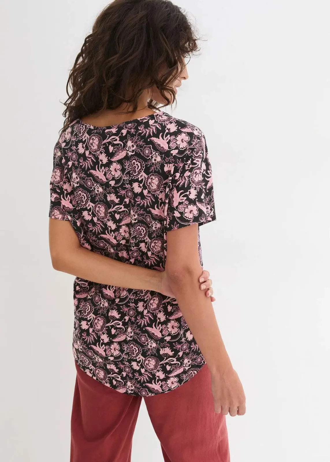 bonprix Shirts & Tops|Nachhaltigere Materialien^Locker geschnittenes Shirt aus Flammgarn mit abgerundetem Saum aus Bio-Baumwolle schwarz/zartrosa geblümt