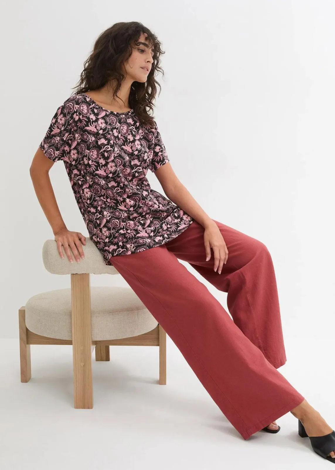 bonprix Shirts & Tops|Nachhaltigere Materialien^Locker geschnittenes Shirt aus Flammgarn mit abgerundetem Saum aus Bio-Baumwolle schwarz/zartrosa geblümt