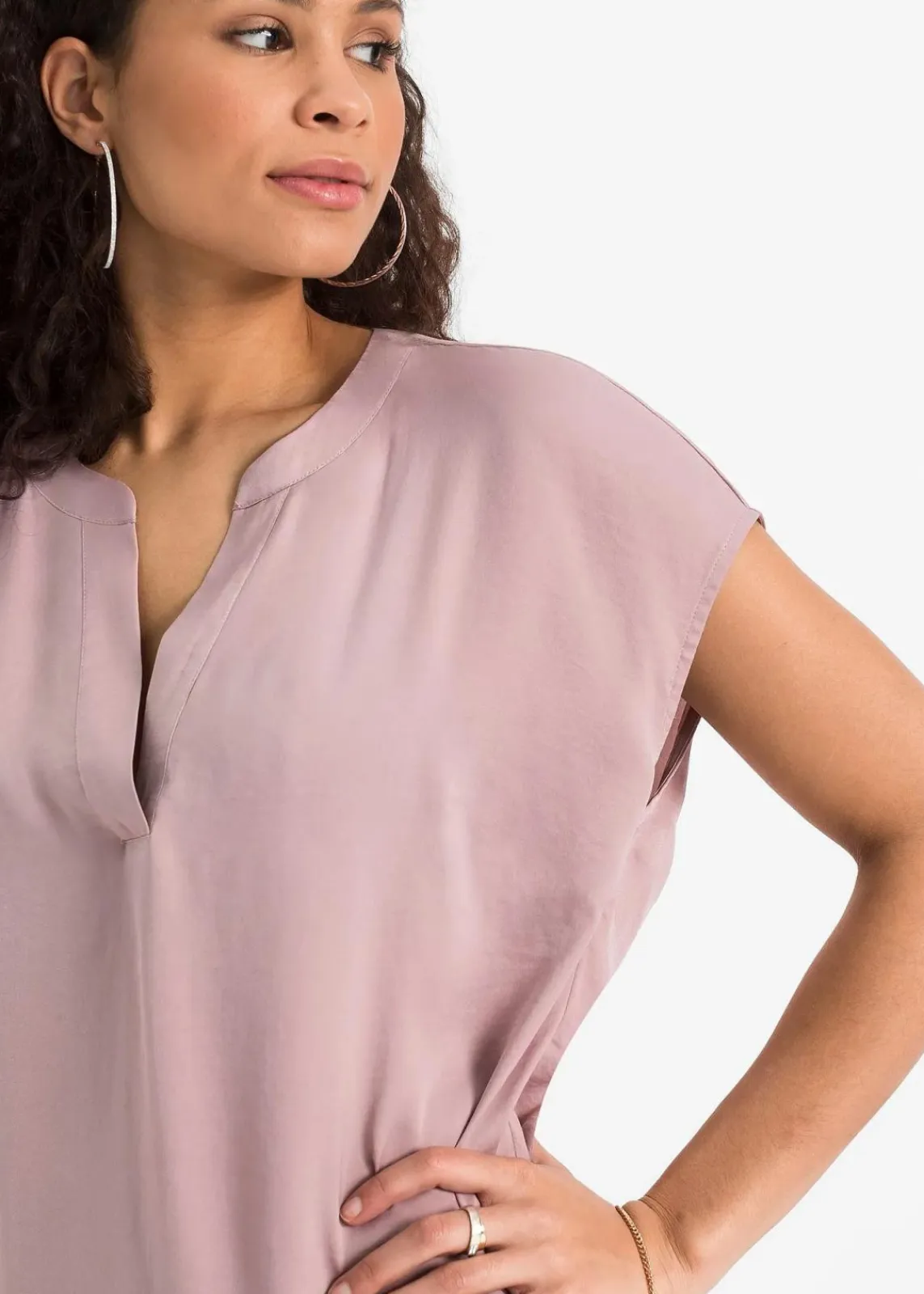 bonprix Nachhaltigere Materialien|Blusen & Tuniken^Lockere Satin-Kurzarmtunika mit überschnittenen Schultern rosenholz