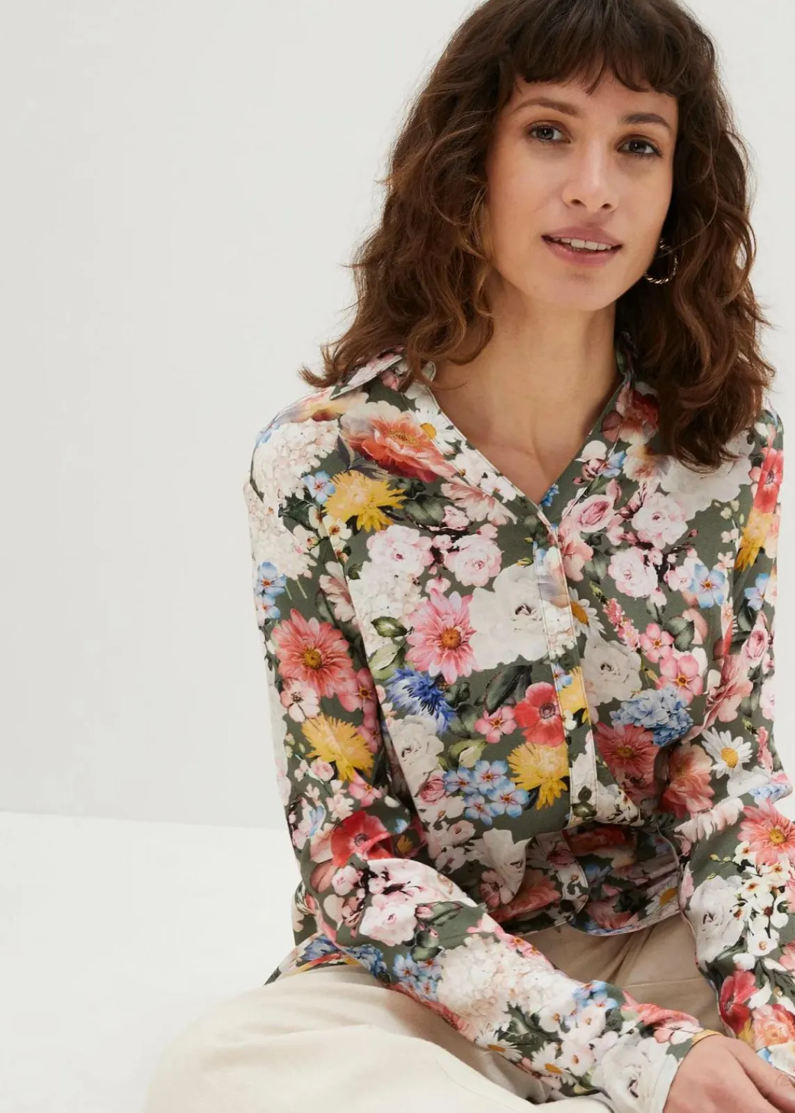 bonprix Bekleidung·Jacken & Mäntel|Nachhaltigere Materialien^Longbluse aus fließender Viskose oliv geblümt