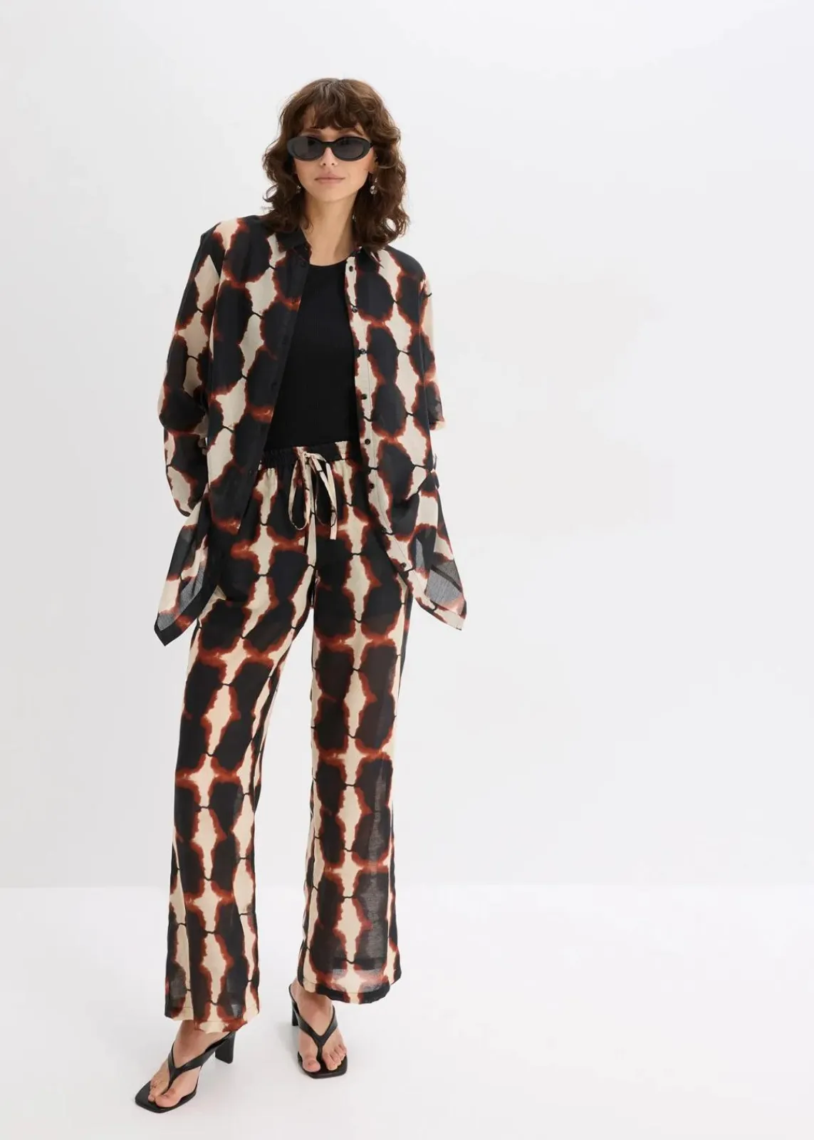bonprix Zweiteiler & Sets|Blusen & Tuniken^Longbluse mit Batik-Print schwarz/beige bedruckt