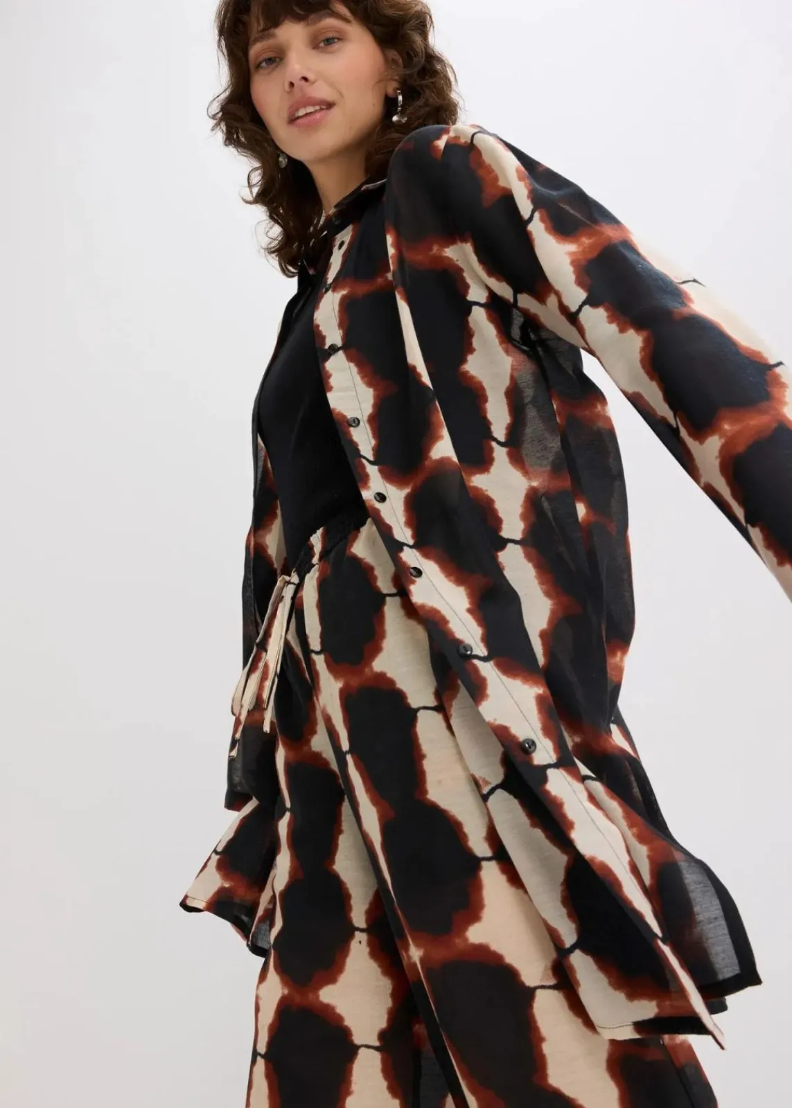 bonprix Zweiteiler & Sets|Blusen & Tuniken^Longbluse mit Batik-Print schwarz/beige bedruckt
