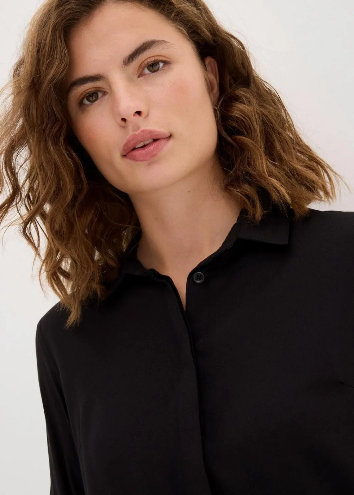 bonprix Bekleidung·Jacken & Mäntel|Nachhaltigere Materialien^Longbluse mit Schlitz aus fließender Viskose schwarz
