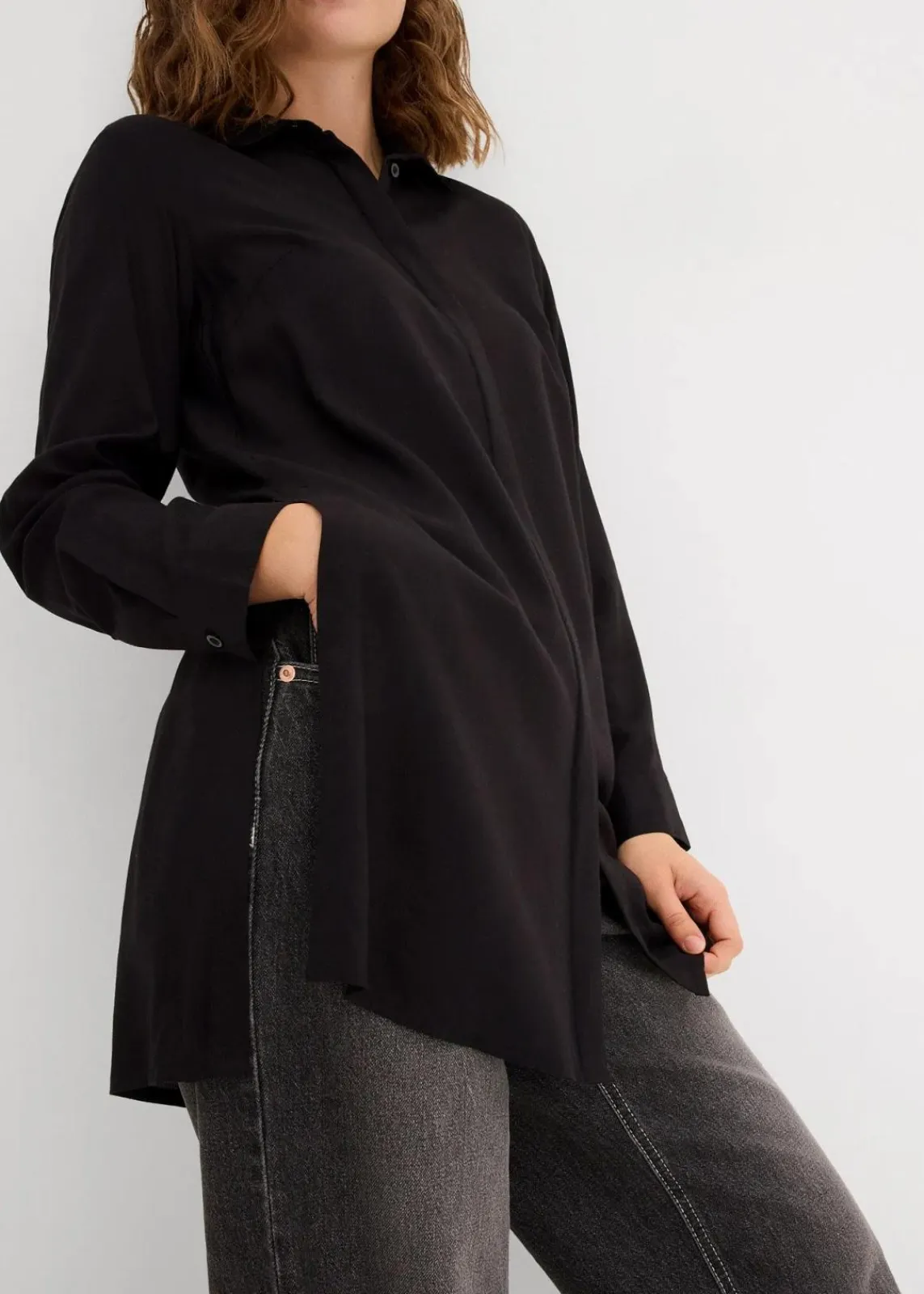 bonprix Bekleidung·Jacken & Mäntel|Nachhaltigere Materialien^Longbluse mit Schlitz aus fließender Viskose schwarz