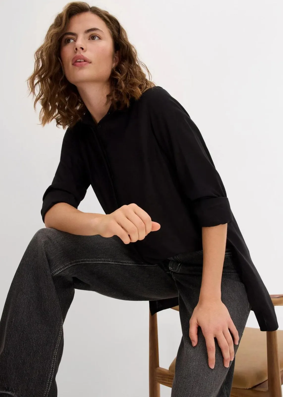 bonprix Bekleidung·Jacken & Mäntel|Nachhaltigere Materialien^Longbluse mit Schlitz aus fließender Viskose schwarz