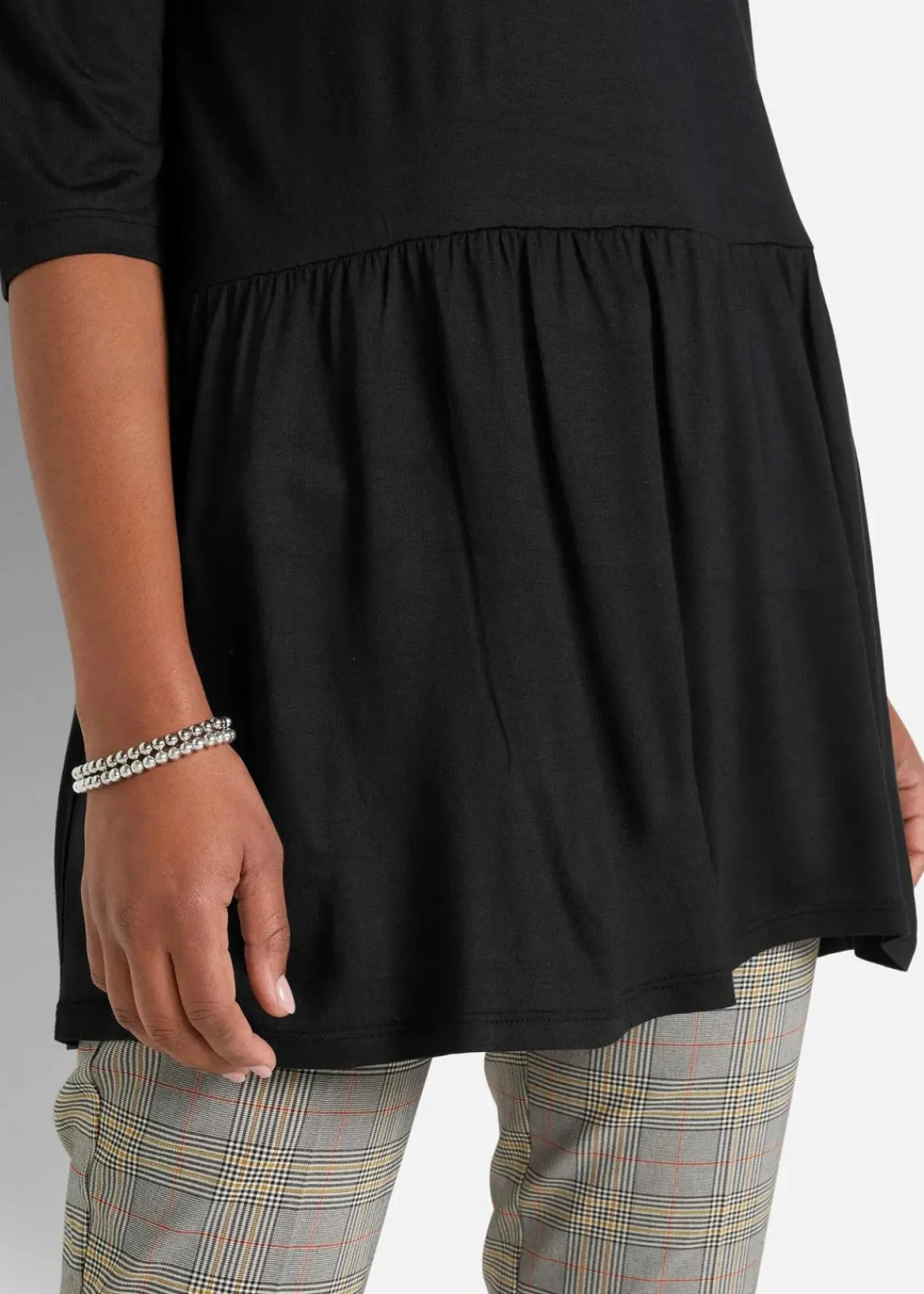 bonprix Nachhaltigere Materialien|Shirts & Tops^Longshirt aus Viskose mit Volant schwarz
