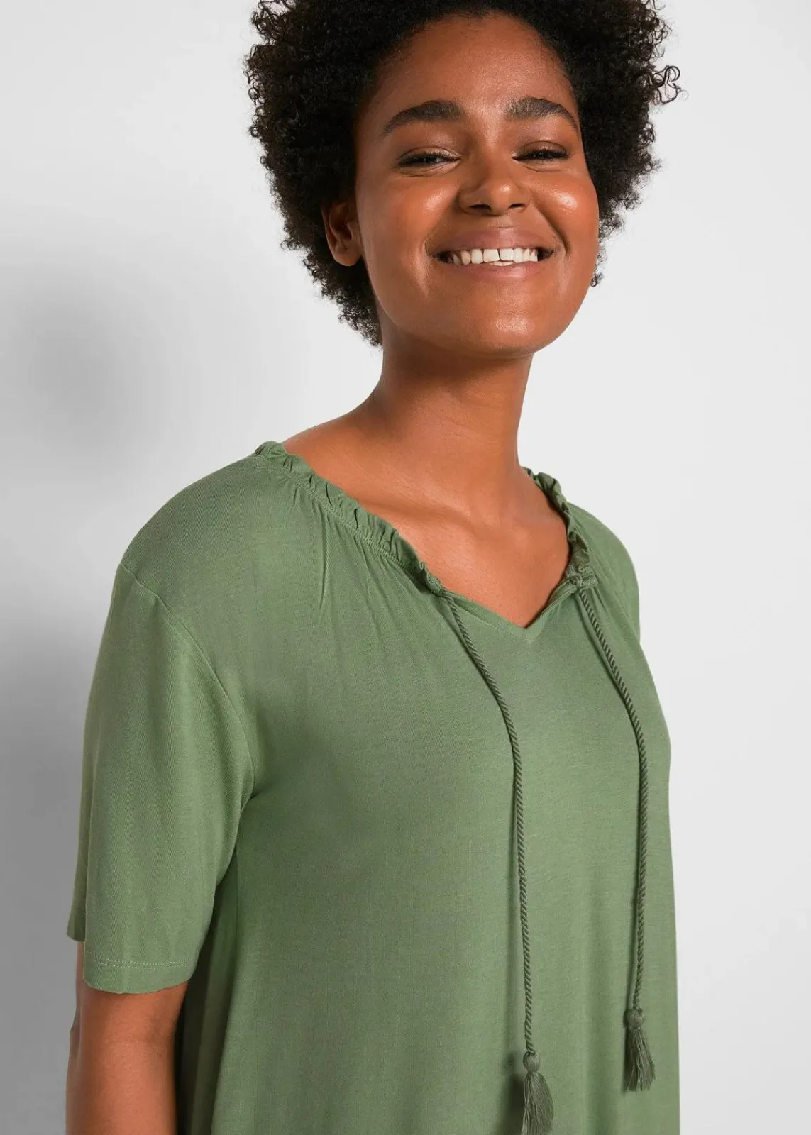 bonprix Shirts & Tops|Nachhaltigere Materialien^Longshirt aus Viskose-Mix piniengrün