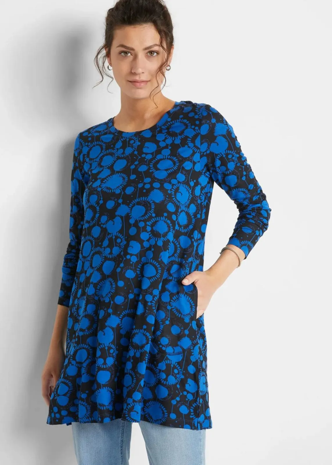 bonprix Nachhaltigere Materialien|Shirts & Tops^Longshirt aus Viskose-Mix arktikblau/schwarz graphisch bedruckt