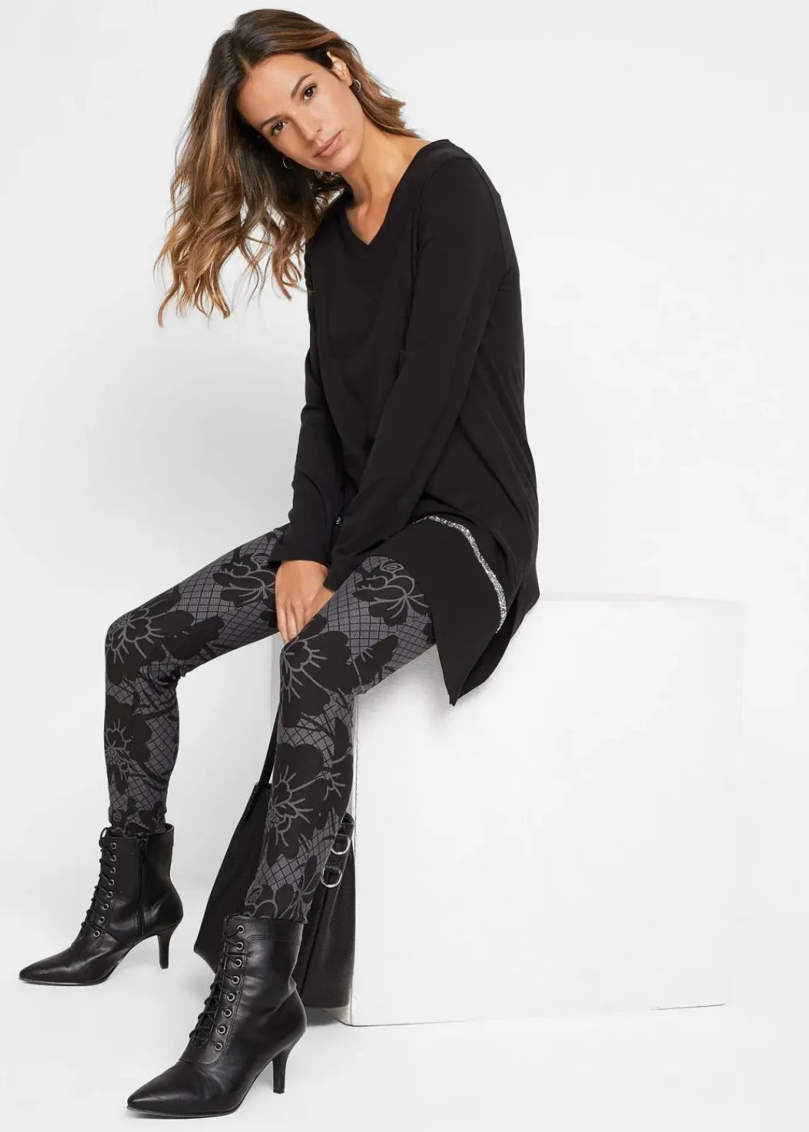 bonprix Shirts & Tops^Longshirt mit asymmetrischen Schnitt und Glitzer schwarz/silber