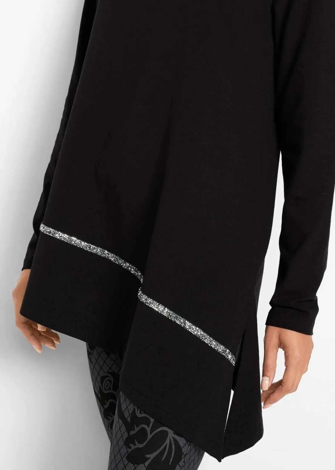 bonprix Shirts & Tops^Longshirt mit asymmetrischen Schnitt und Glitzer schwarz/silber
