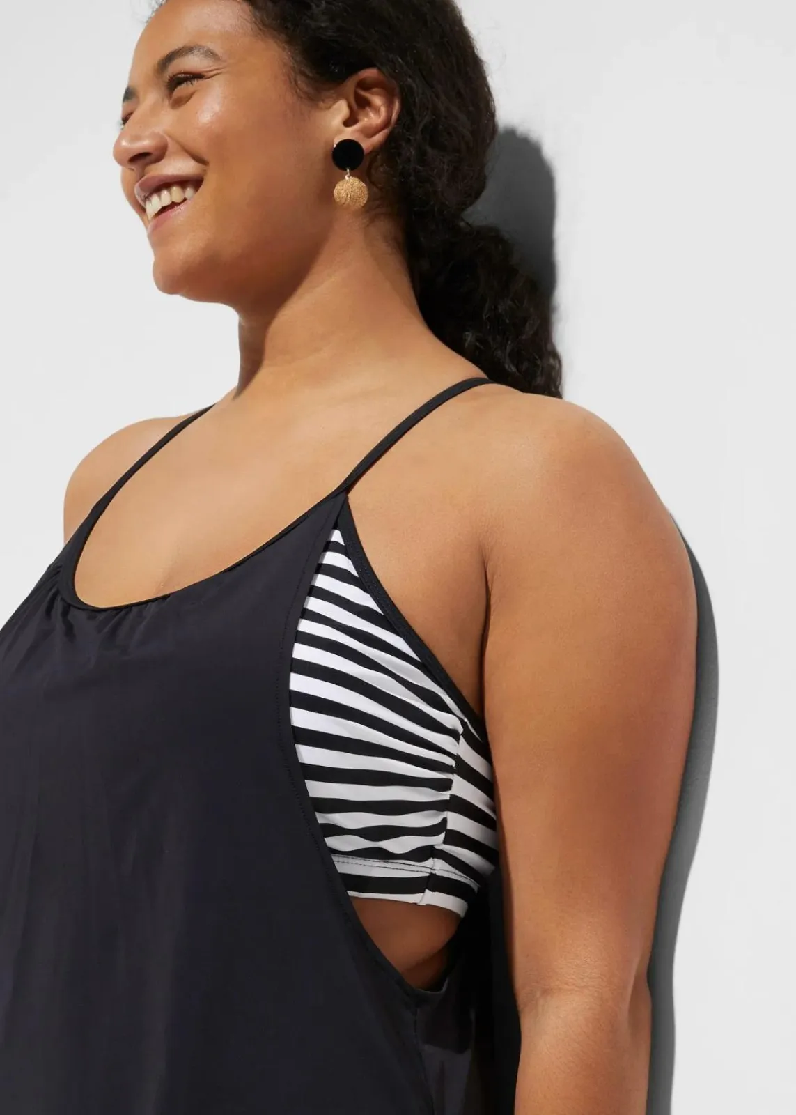 bonprix Nachhaltigere Materialien|Bedeckende Bademode^Long-Tankini (2-tlg. Set) im Lagenlook schwarz/weiß