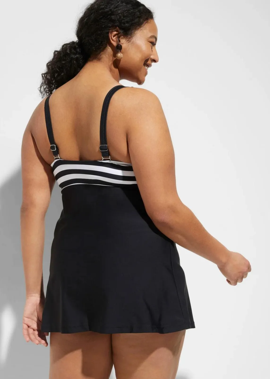 bonprix Nachhaltigere Materialien|Bedeckende Bademode^Long-Tankini (2-tlg. Set) mit Highwaist-Bikinihose schwarz/weiß