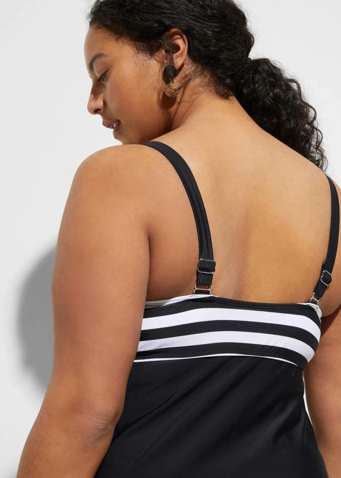 bonprix Nachhaltigere Materialien|Bedeckende Bademode^Long-Tankini (2-tlg. Set) mit Highwaist-Bikinihose schwarz/weiß