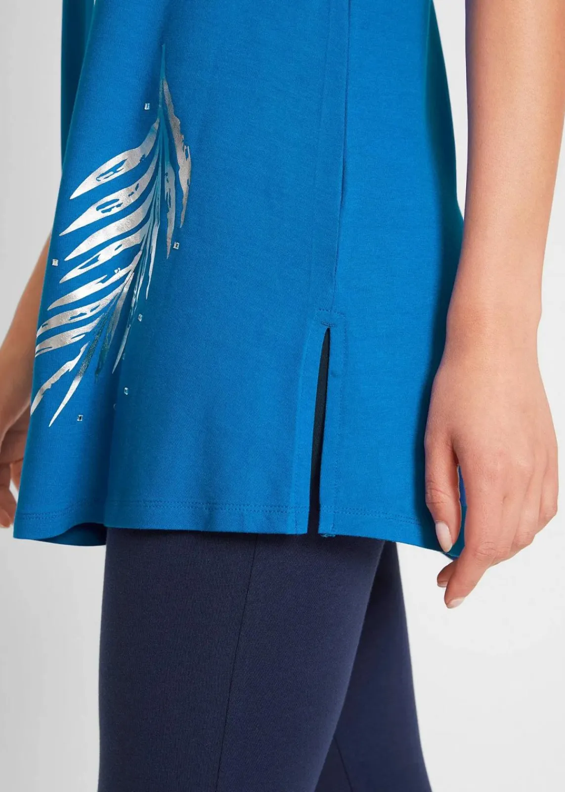 bonprix Shirts & Tops|Nachhaltigere Materialien^Long-Top azurblau/silber bedruckt