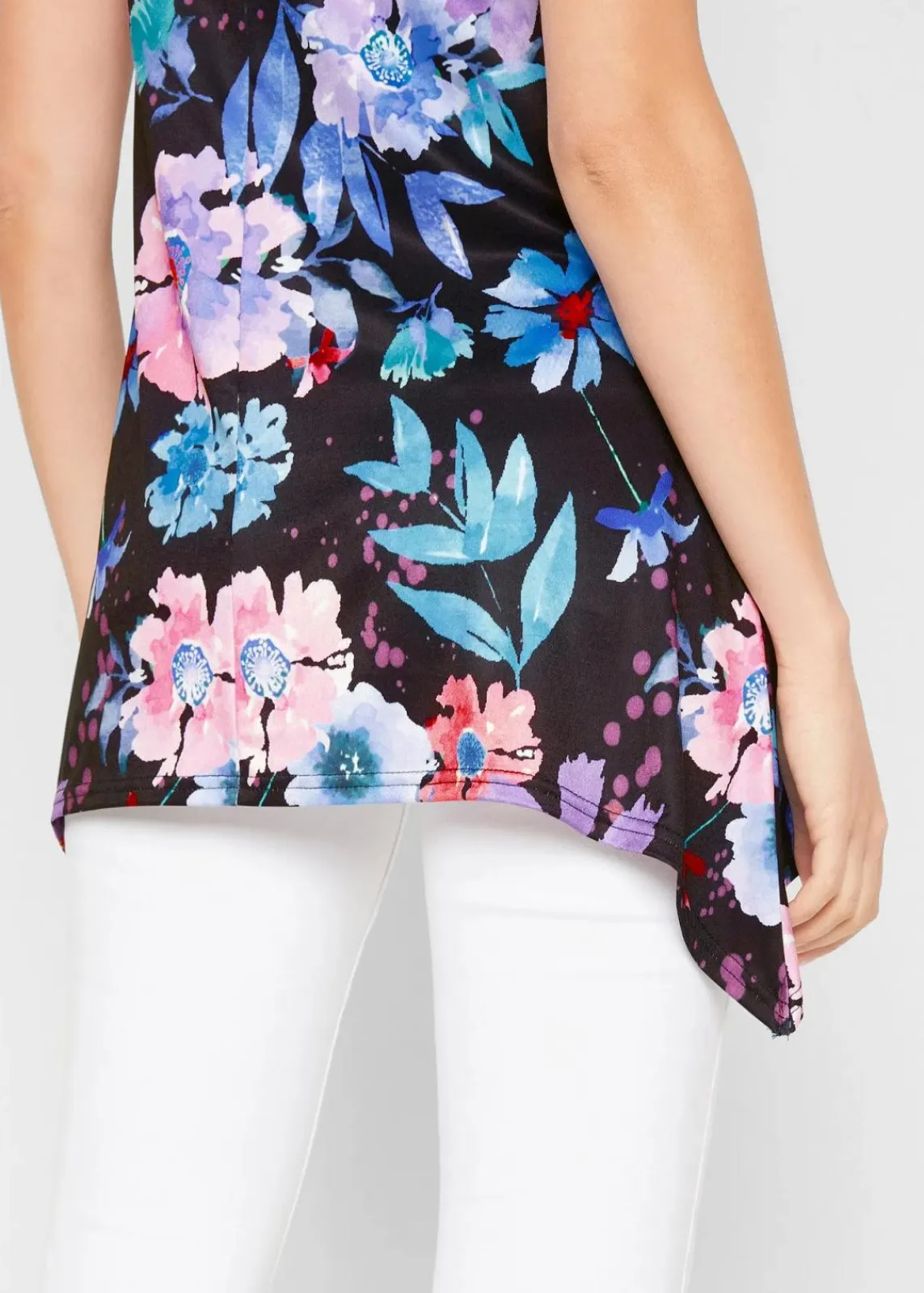 bonprix Shirts & Tops|Nachhaltigere Materialien^Longtop mit Zipfel schwarz / lila geblümt