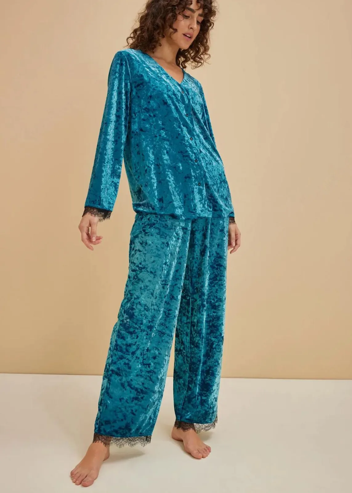 bonprix Wäsche·Homewear|Wäsche·Nachtwäsche^Loungewear Hausanzug aus schimmerndem Samt kobalttürkis/schwarz