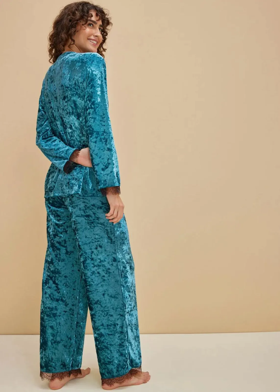 bonprix Wäsche·Homewear|Wäsche·Nachtwäsche^Loungewear Hausanzug aus schimmerndem Samt kobalttürkis/schwarz