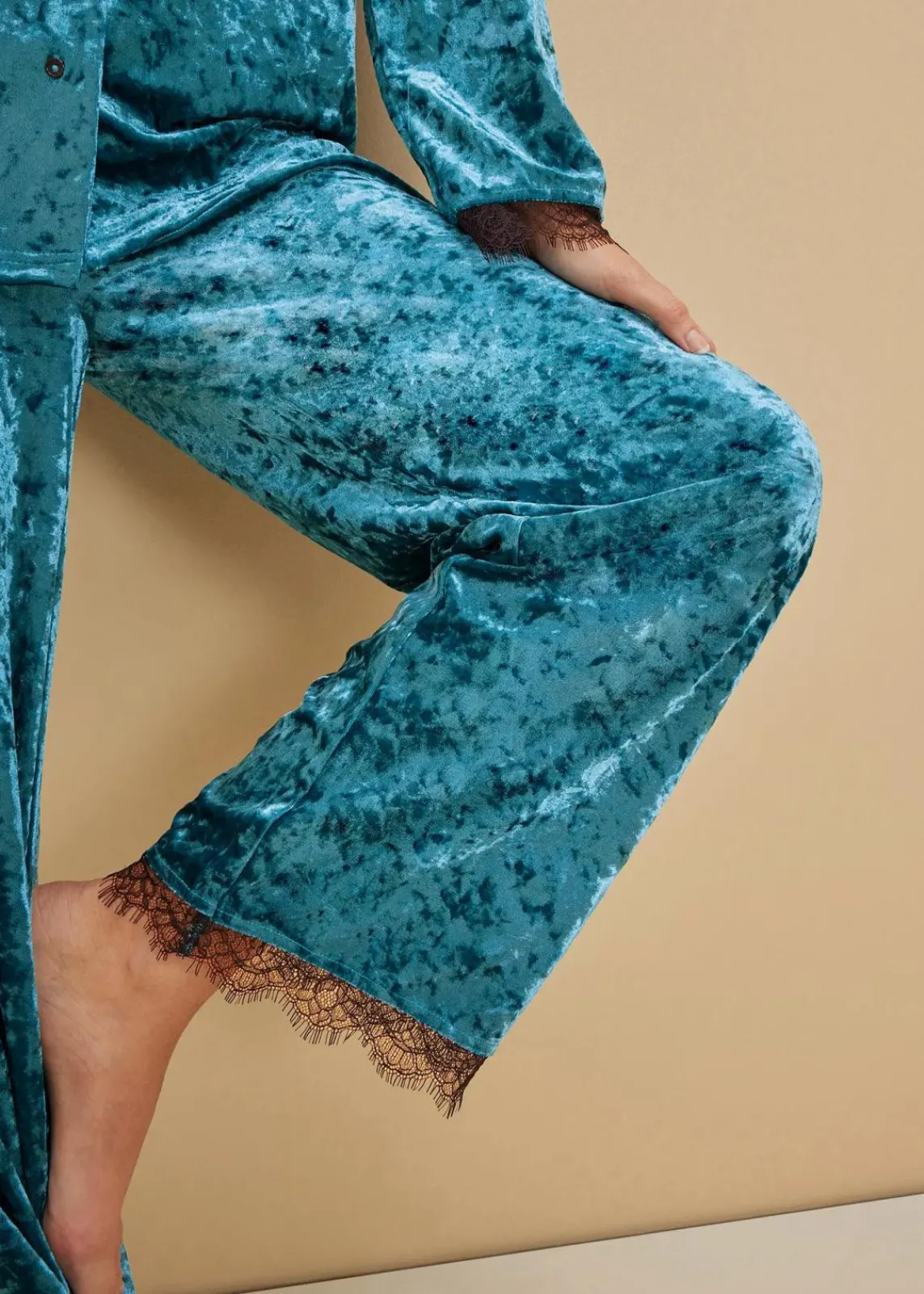 bonprix Wäsche·Homewear|Wäsche·Nachtwäsche^Loungewear Hausanzug aus schimmerndem Samt kobalttürkis/schwarz