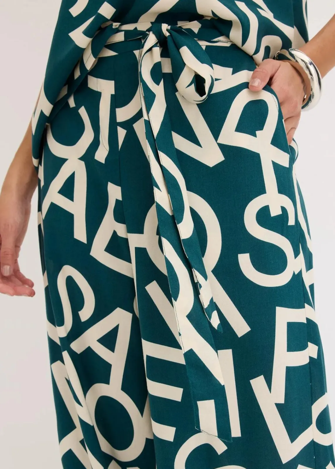 bonprix Kurzgrößen|Bekleidung·Kleider^Marlenehose pfeffergrün/kieselbeige graphisch bedruckt