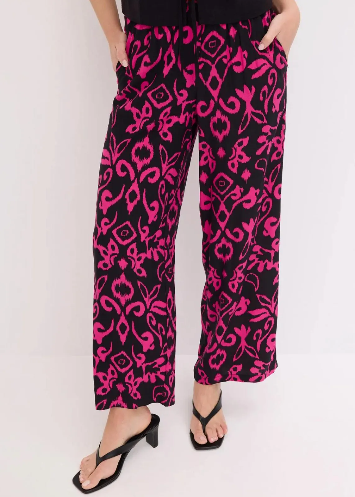 bonprix Hosen|Kurzgrößen^Marlenehose aus fließender Viskose schwarz/pink bedruckt