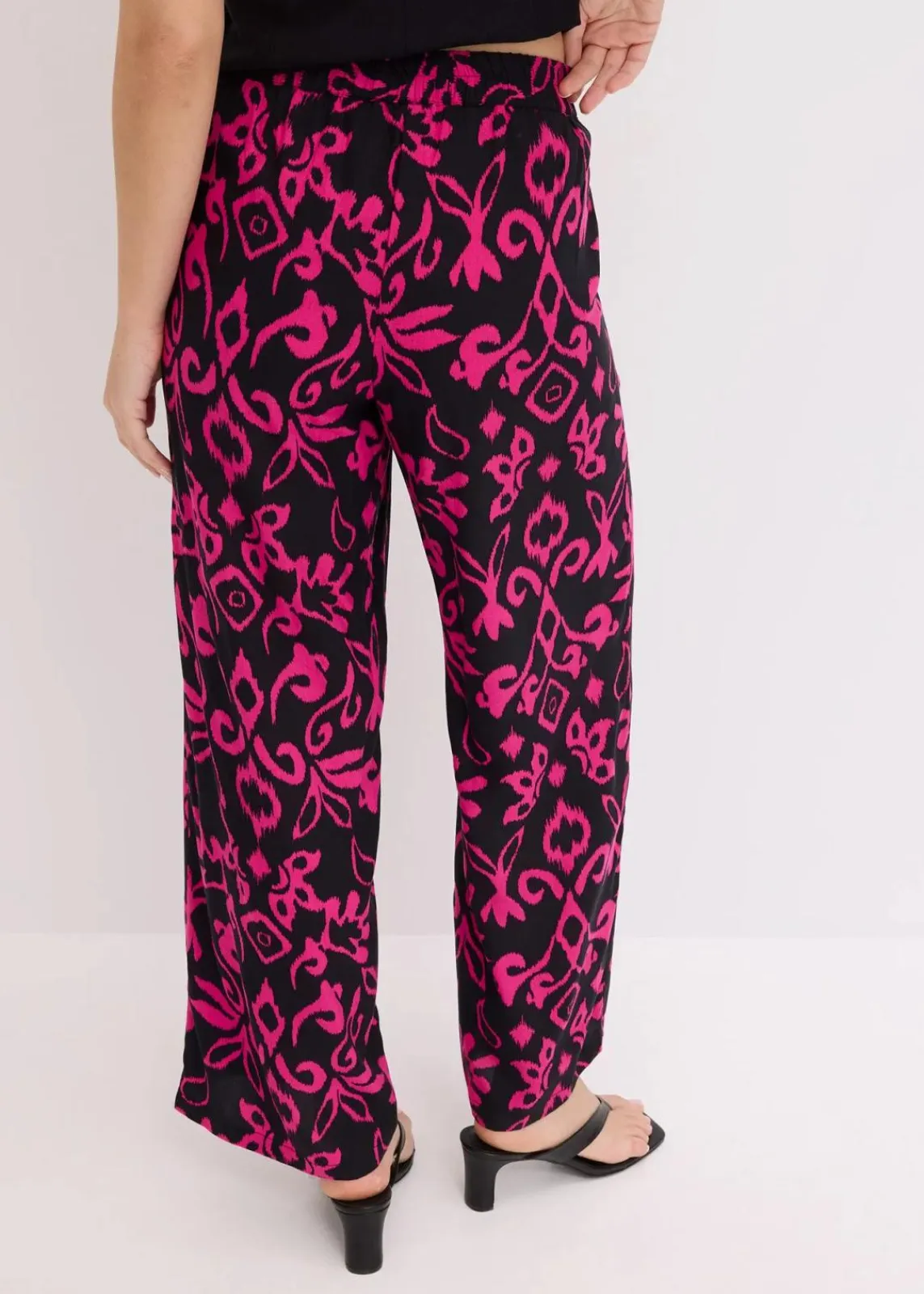 bonprix Hosen|Kurzgrößen^Marlenehose aus fließender Viskose schwarz/pink bedruckt