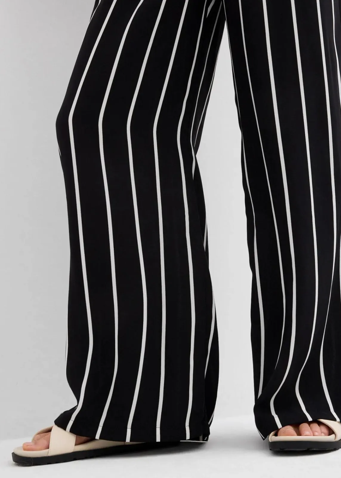 bonprix Bekleidung·Kleider|Hosen^Marlenehose aus leichtem Crêpe schwarz/wollweiß gestreift