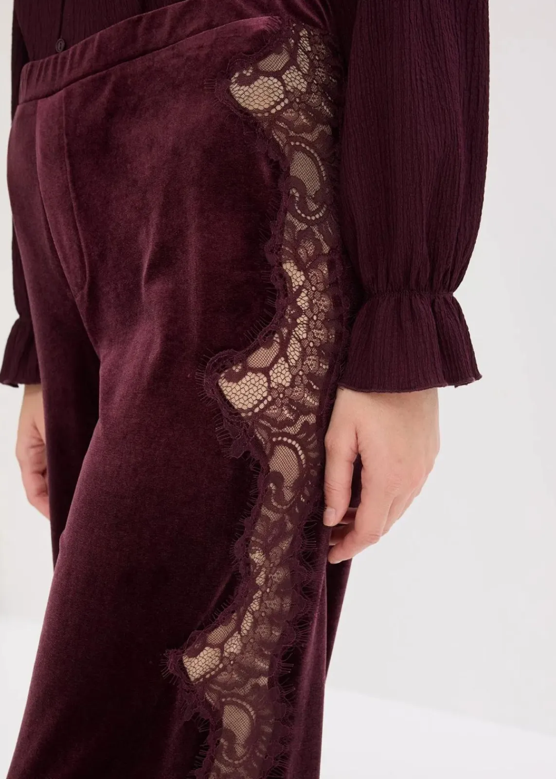 bonprix Hosen|Bekleidung·Kleider^Marlenehose aus softem Samt mit Spitzeneinsatz weinrot