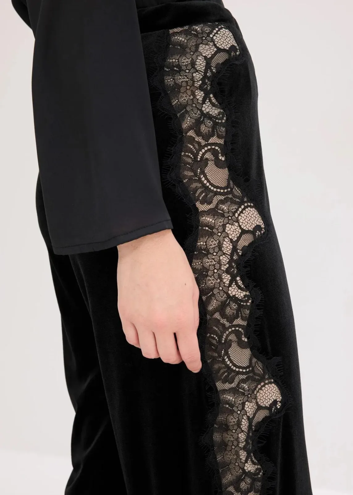 bonprix Bekleidung·Kleider|Hosen^Marlenehose aus softem Samt mit Spitzeneinsatz schwarz