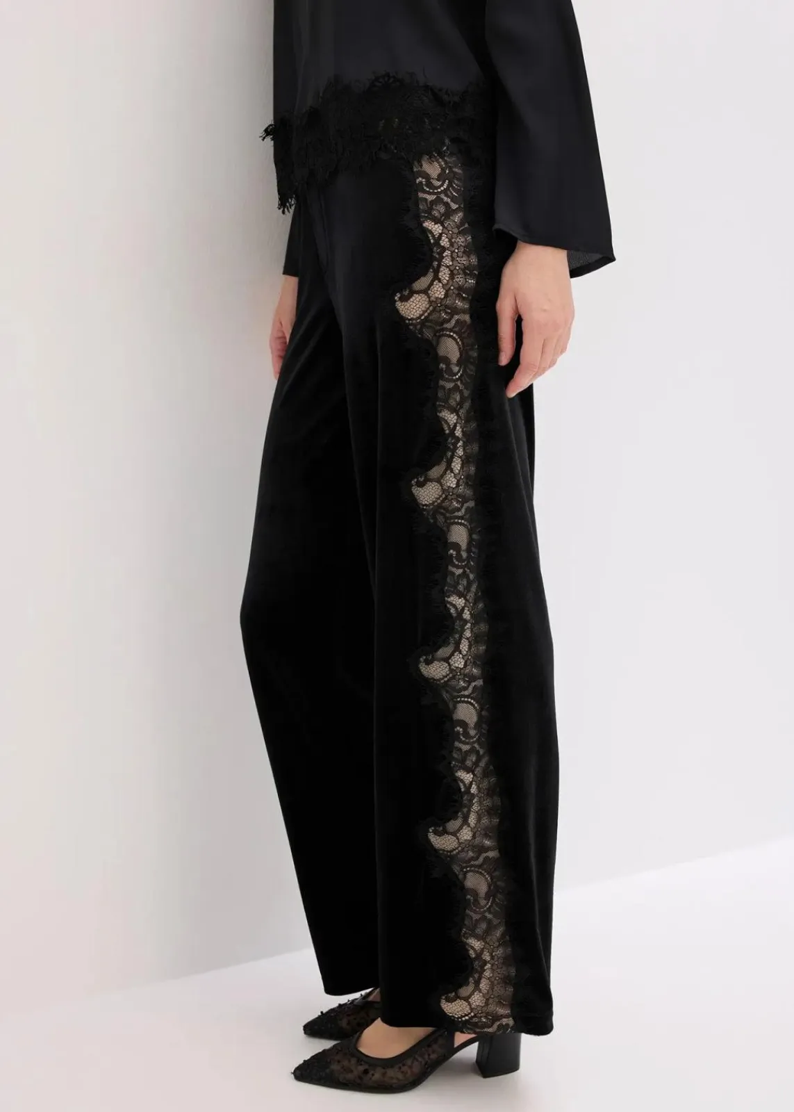 bonprix Bekleidung·Kleider|Hosen^Marlenehose aus softem Samt mit Spitzeneinsatz schwarz