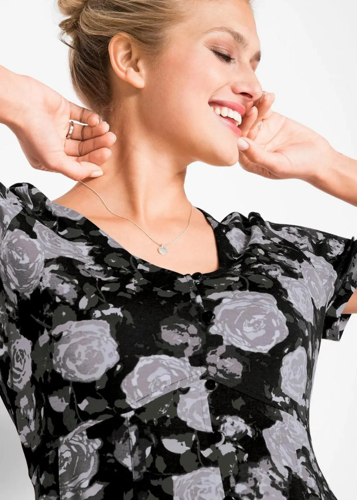 bonprix Bekleidung·Pullover & Strickjacken|Kleider^Maxi- Shirt- Kleid, kurzarm schwarz geblümt