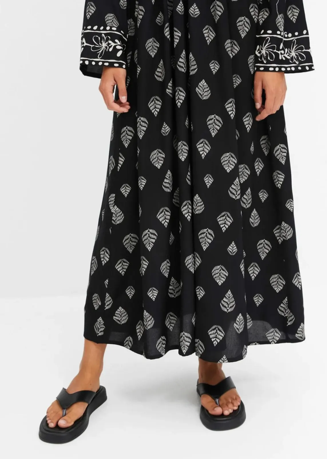 bonprix Kleider|Nachhaltigere Materialien^Maxi Webkleid aus Viskose schwarz/kieselbeige bedruckt