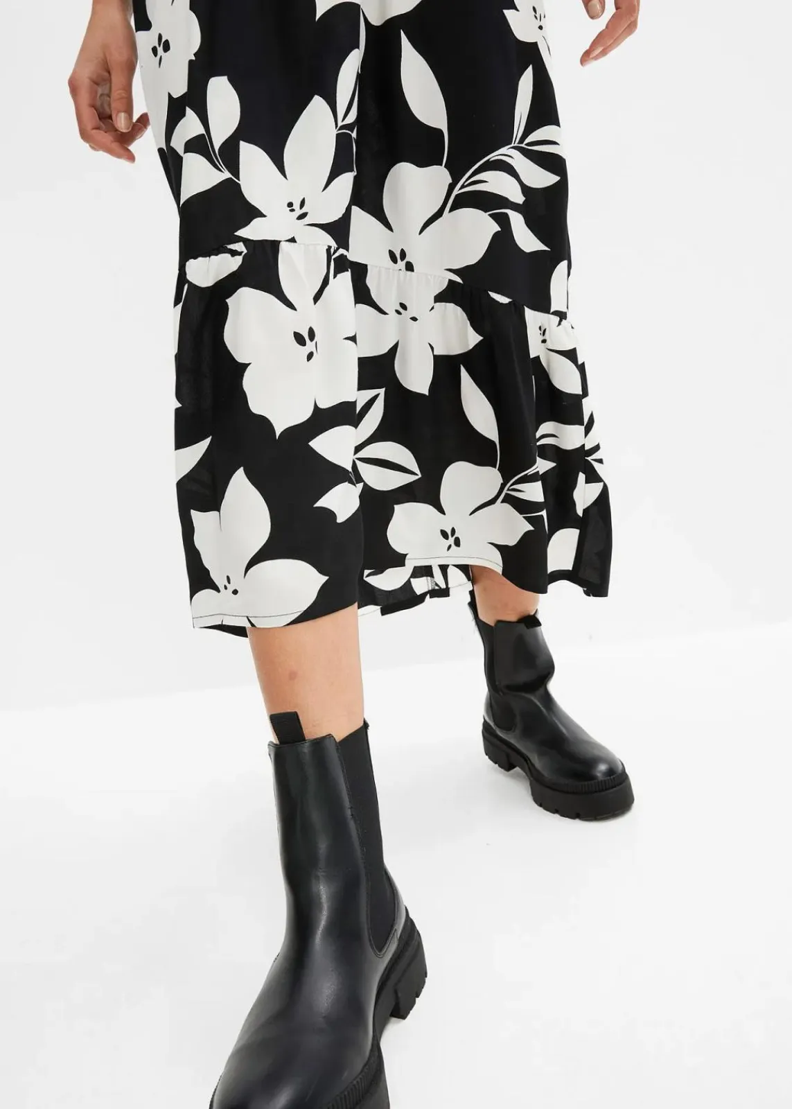 bonprix Nachhaltigere Materialien|Kleider^Maxikleid schwarz/weiß geblümt