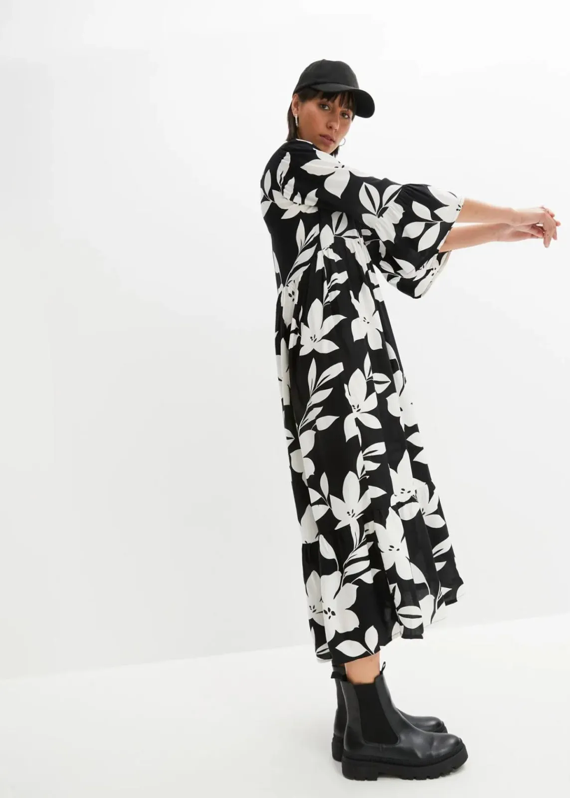 bonprix Nachhaltigere Materialien|Kleider^Maxikleid schwarz/weiß geblümt