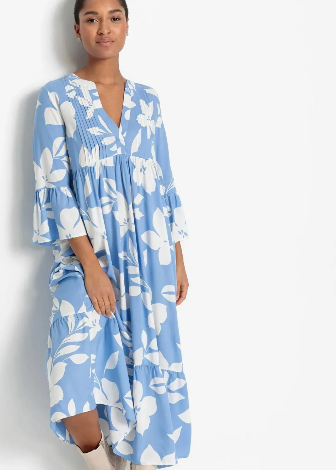 bonprix Nachhaltigere Materialien|Kleider^Maxikleid mittelblau/weiß geblümt