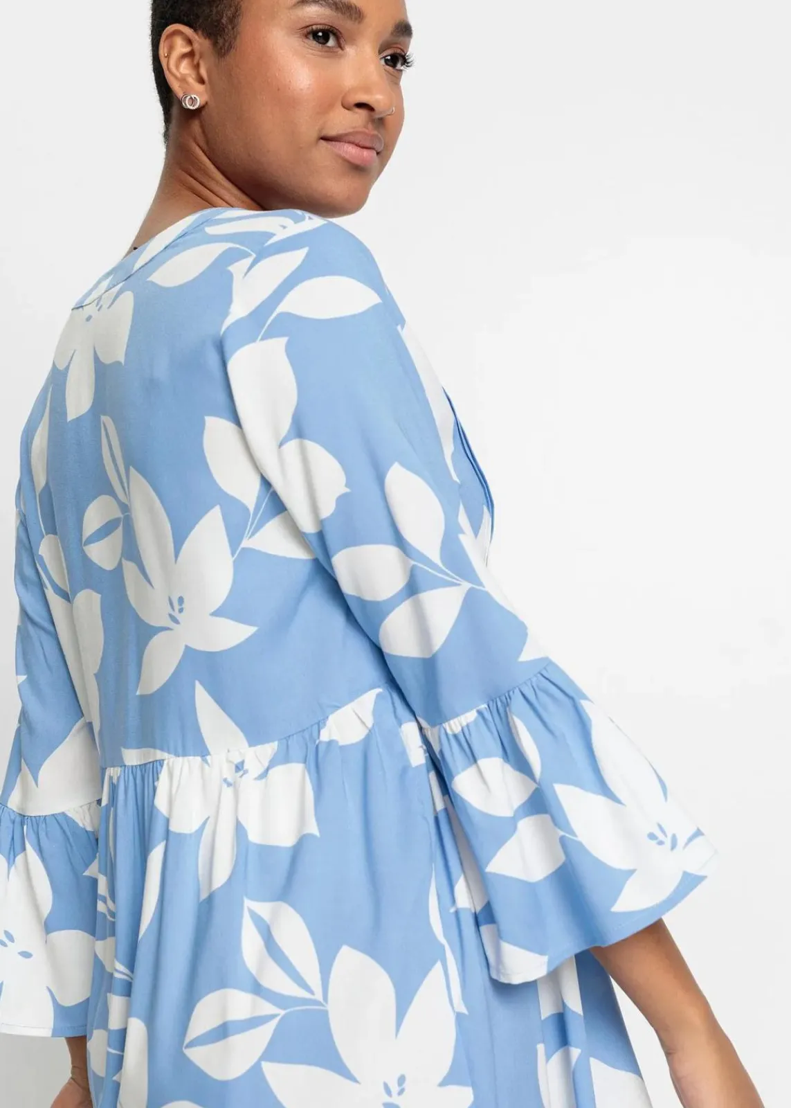 bonprix Nachhaltigere Materialien|Kleider^Maxikleid mittelblau/weiß geblümt