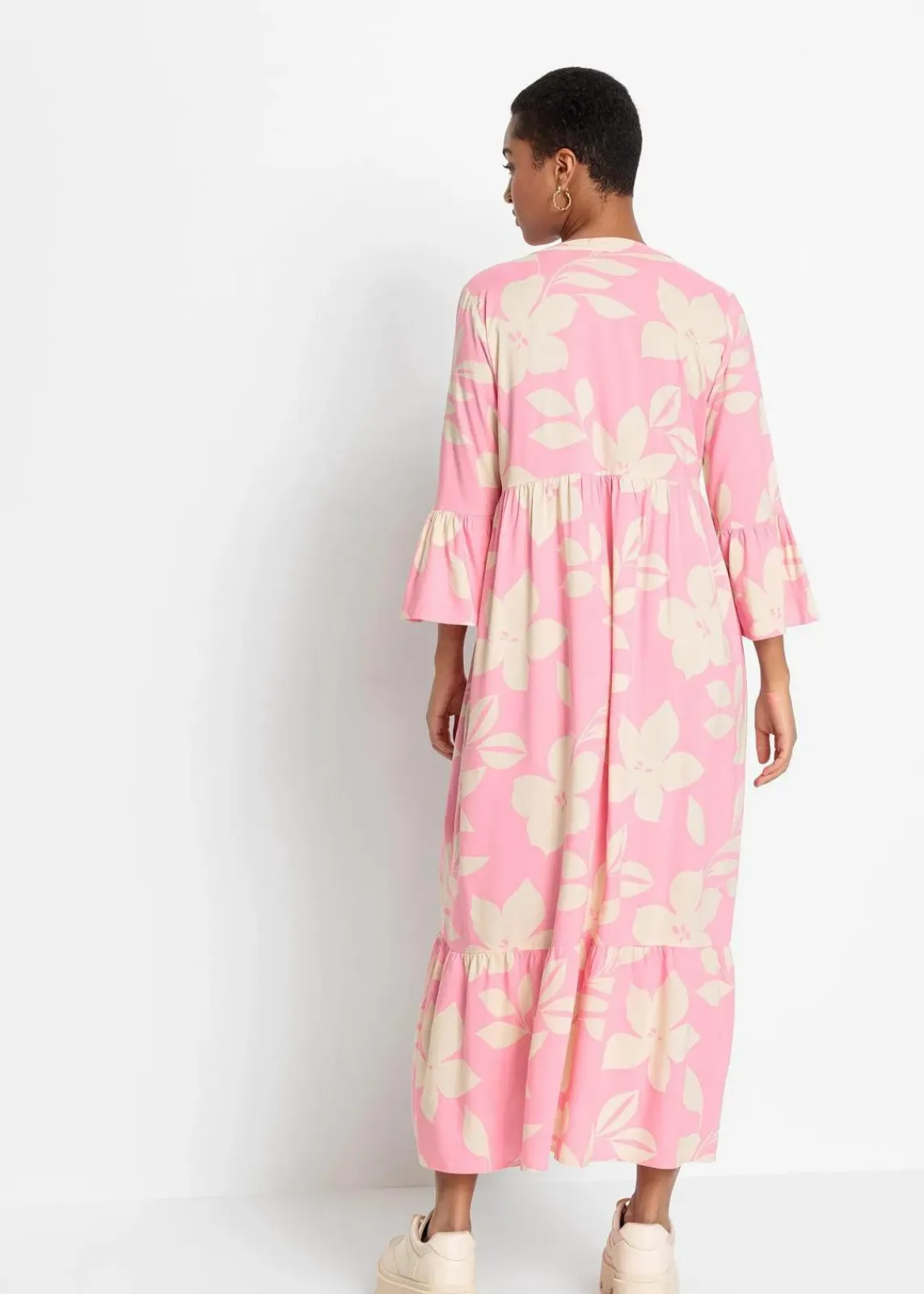 bonprix Nachhaltigere Materialien|Kleider^Maxikleid knallrosa/hellsand geblümt