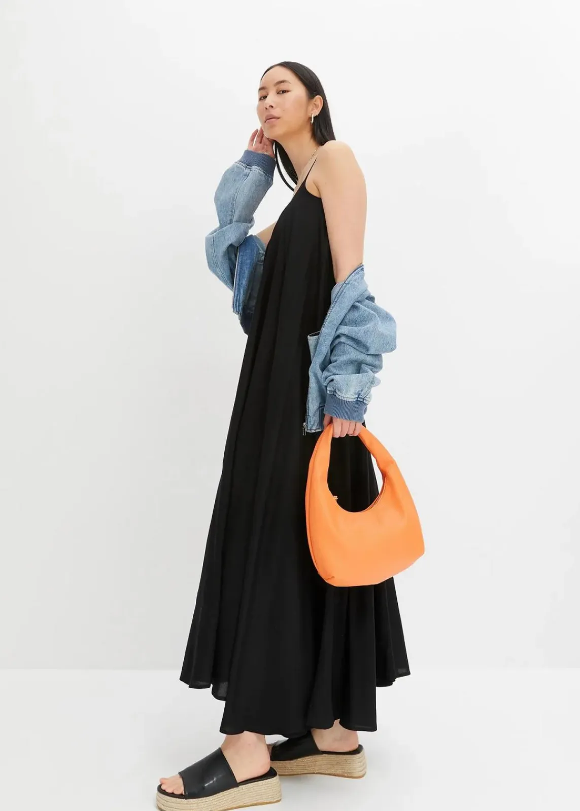 bonprix Nachhaltigere Materialien|Kleider^Maxikleid aus feiner Viskose schwarz