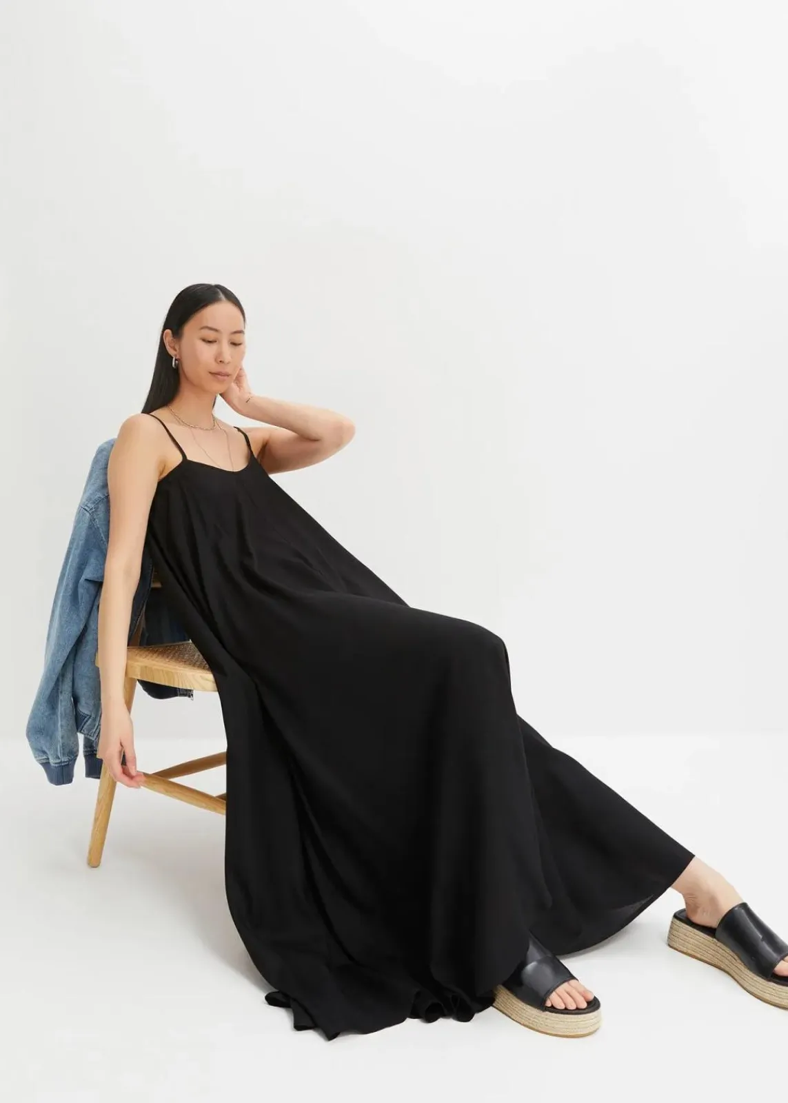bonprix Nachhaltigere Materialien|Kleider^Maxikleid aus feiner Viskose schwarz