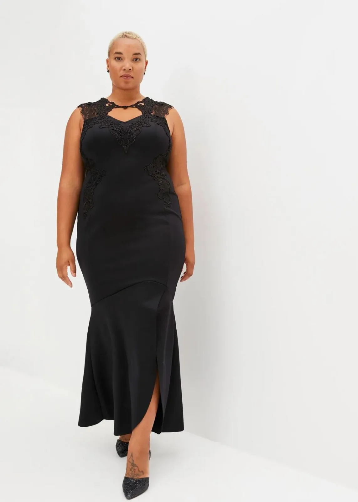 bonprix Kurzgrößen|Kurzgrößen^Maxikleid aus fester Scuba-Qualität mit Spitze schwarz