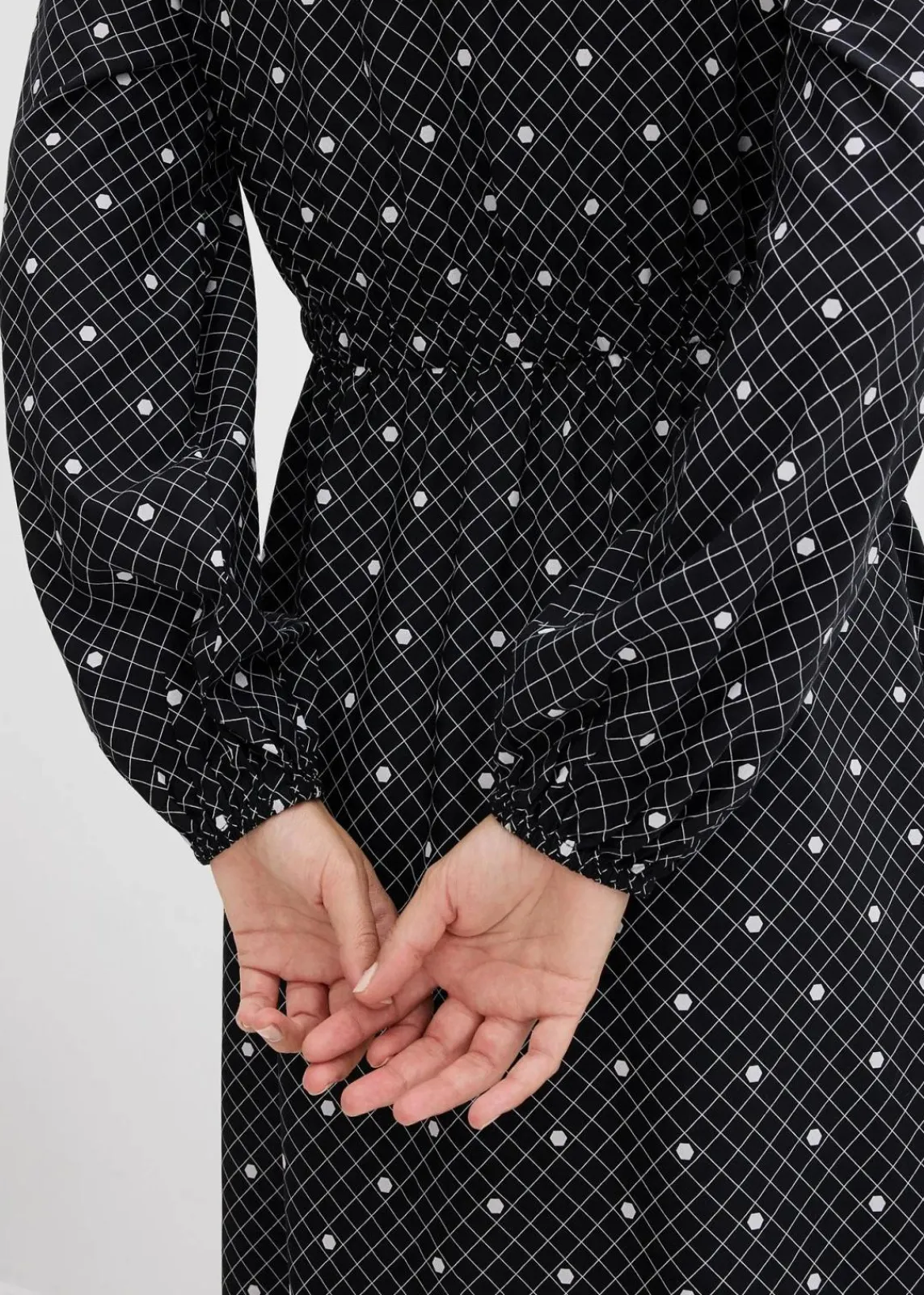 bonprix Kleider^Maxikleid aus fließender Viskose schwarz/weiß gepunktet
