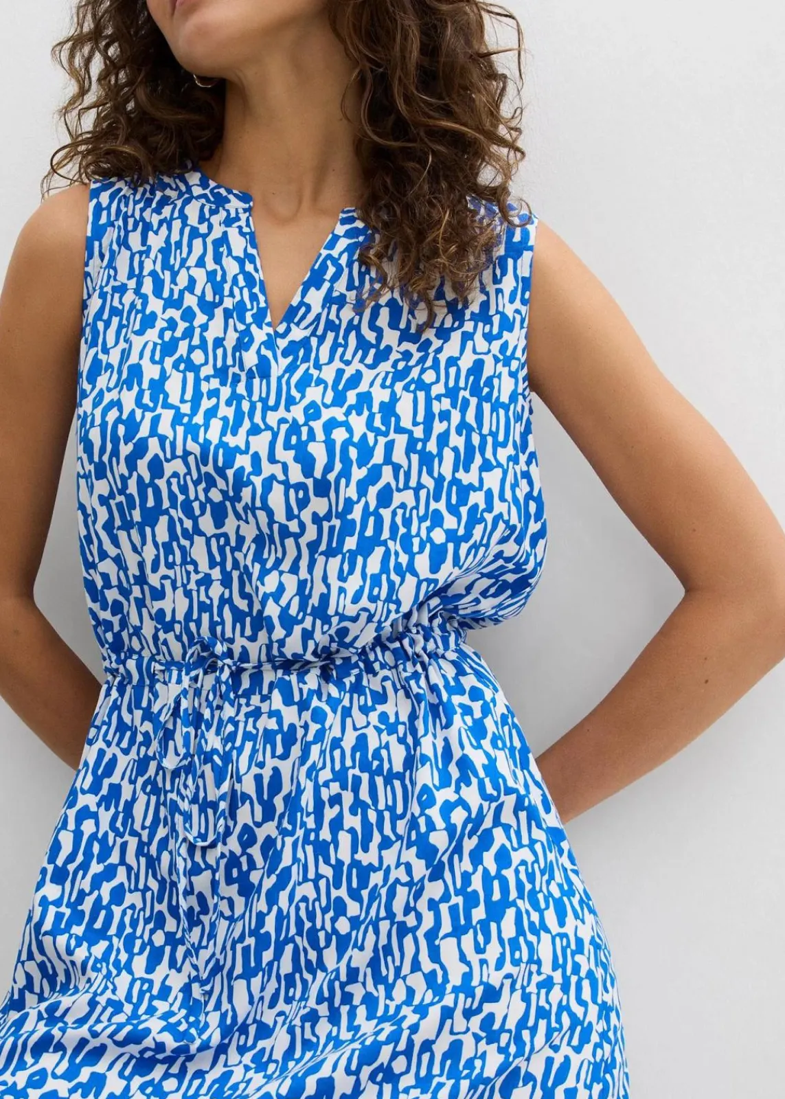 bonprix Nachhaltigere Materialien|Kleider^Maxikleid aus fließender Viskose azurblau/wollweiß