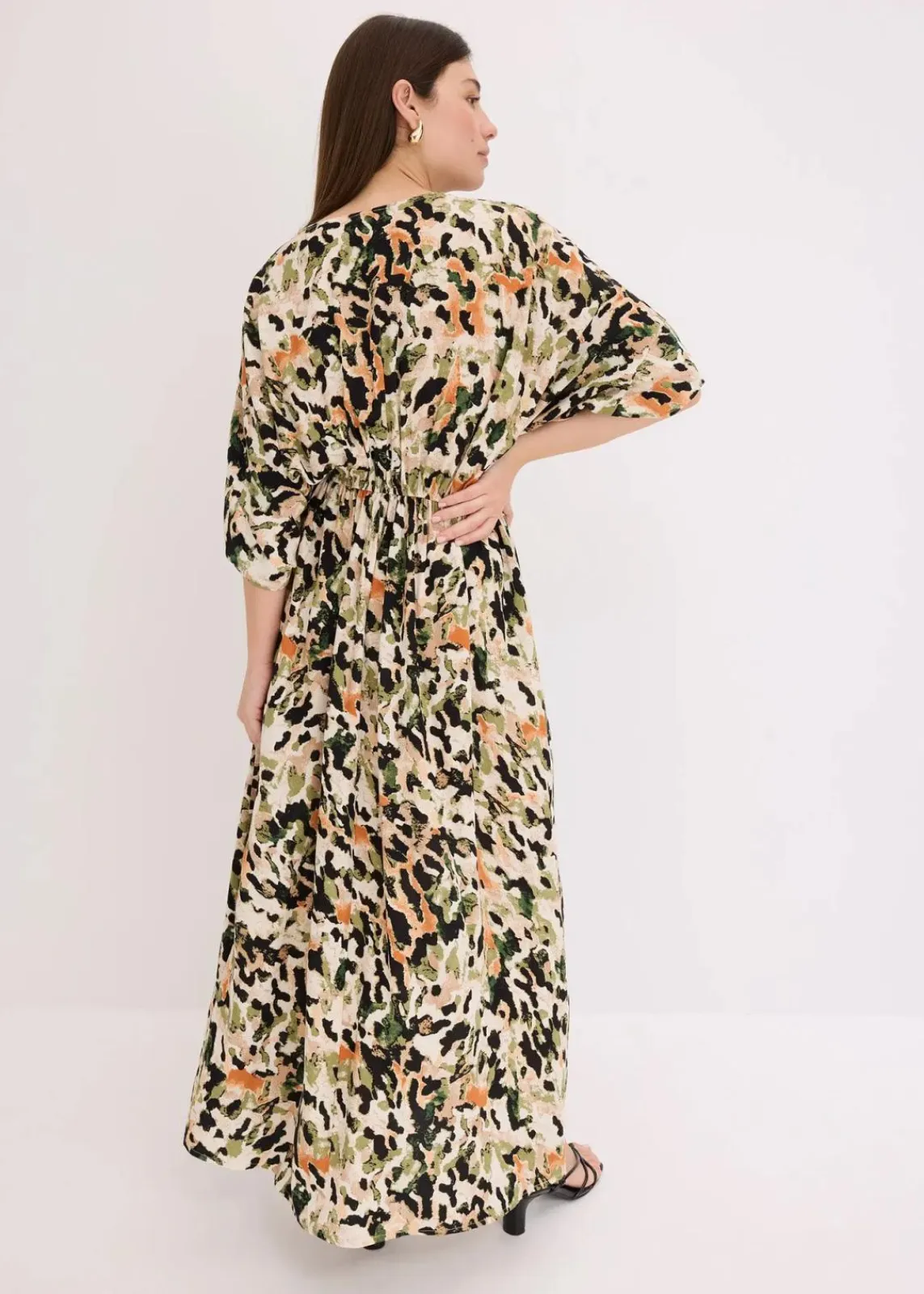 bonprix Kleider^Maxikleid aus fließender Viskose mit Pailletten sand/schwarz/khaki leo bedruckt