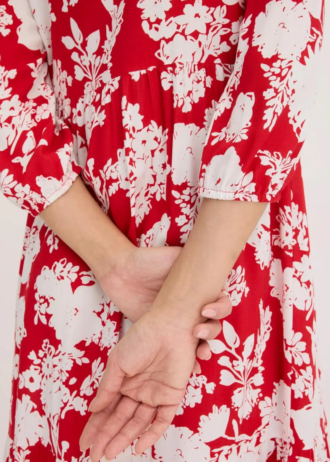 bonprix Nachhaltigere Materialien|Kleider^Maxikleid aus fließender Viskose tomatenrot/weiß geblümt